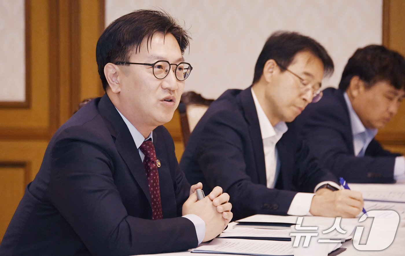 (과천=뉴스1) = 김범석 기획재정부 차관이 10일 오후 서울 종로구 정부서울청사에서 열린 '범정부 국내대응 전담반 회의'를 주재하고 있다. (기획재정부 제공. 재판매 및 DB 금 …