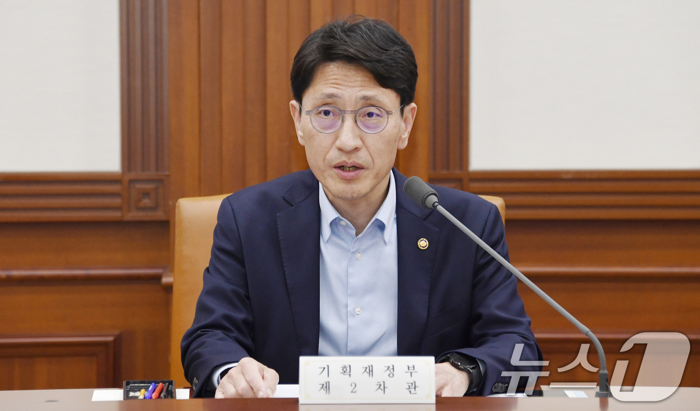 (과천=뉴스1) = 김윤상 기획재정부 차관이 10일 서울 종로구 정부서울청사에서 열린 '제11차 재정집행 점검회의'를 주재하고 있다. (기획재정부 제공. 재판매 및 DB 금지) 2 …
