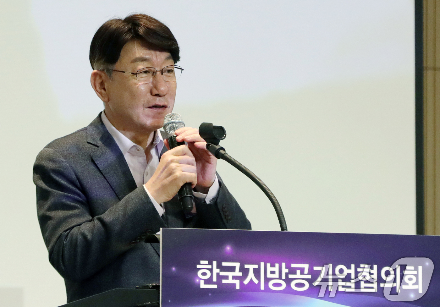 (전주=뉴스1) 유경석 기자 = 우범기 전주시장이 10일 전북자치도 전주시 라한호텔에서 열린 한국 지방공기업 협의회 출범식에서 축사를 하고 있다. 2025.4.10/뉴스1