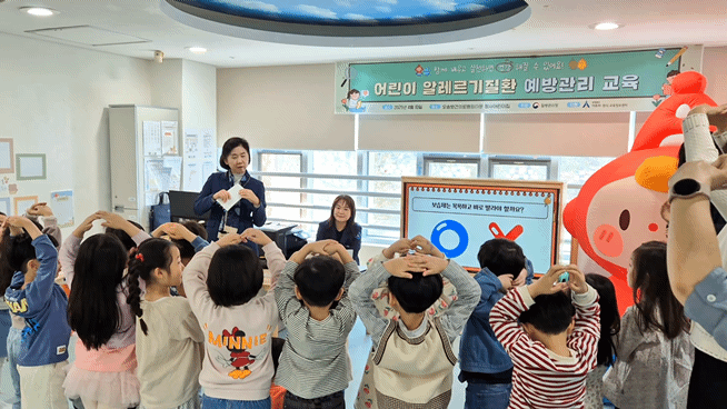 본문 이미지 - 10일 오송보건의료행정타운 청사어린이집에서 지영미 질병청장이 만 5세반 아이들에게 아토피 피부염 OX 퀴즈를 진행하고 있다. 2025.4.11/뉴스1ⓒ News1 조유리 기자