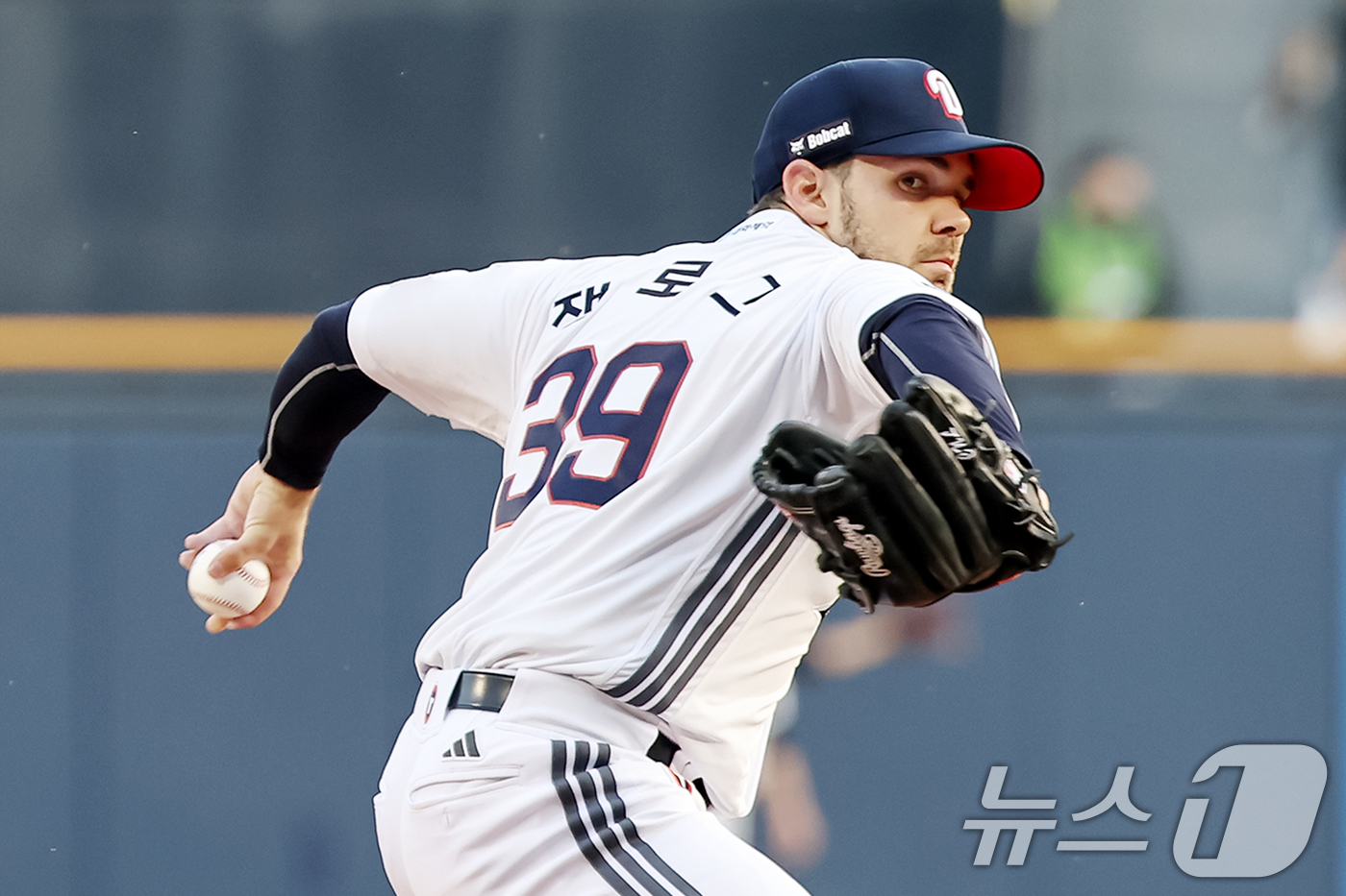 (서울=뉴스1) 민경석 기자 = 10일 오후 서울 송파구 잠실야구장에서 열린 '2025 신한 SOL뱅크 KBO 리그' 한화 이글스와 두산 베어스의 경기에서 1회초 두산 선발 잭로그 …