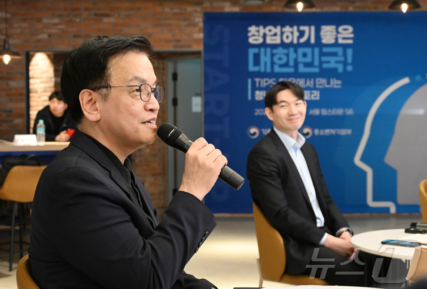 (서울=뉴스1) = 최상목 경제부총리 겸 기획재정부 장관이 4월 10일 오후 서울 강남구 역삼동 소재 팁스 타운(TIPS Town)을 방문, 청년 창업인 및 창업운영지원기관 관계자 …