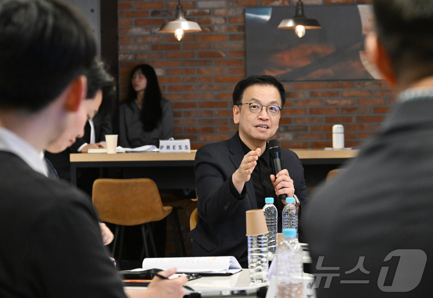 (서울=뉴스1) = 최상목 경제부총리 겸 기획재정부 장관이 4월 10일 오후 서울 강남구 역삼동 소재 팁스 타운(TIPS Town)을 방문, 청년 창업인 및 창업운영지원기관 관계자 …