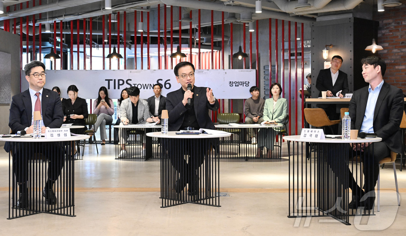 (서울=뉴스1) = 최상목 경제부총리 겸 기획재정부 장관이 4월 10일 오후 서울 강남구 역삼동 소재 팁스 타운(TIPS Town)을 방문, 청년 창업인 및 창업운영지원기관 관계자 …