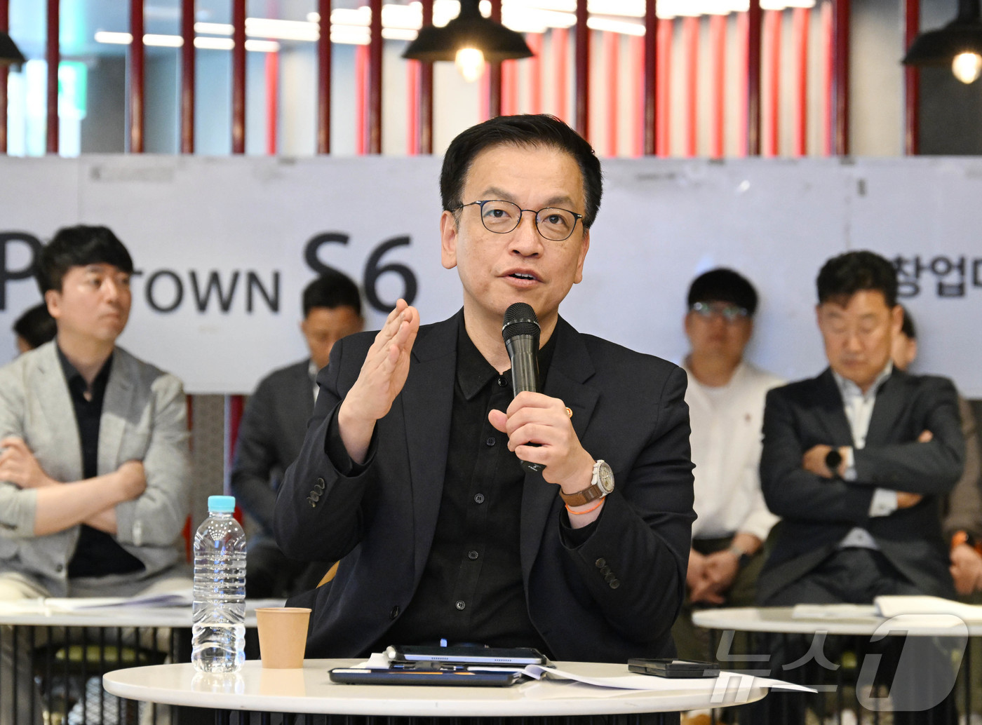 (서울=뉴스1) = 최상목 경제부총리 겸 기획재정부 장관이 4월 10일 오후 서울 강남구 역삼동 소재 팁스 타운(TIPS Town)을 방문, 청년 창업인 및 창업운영지원기관 관계자 …