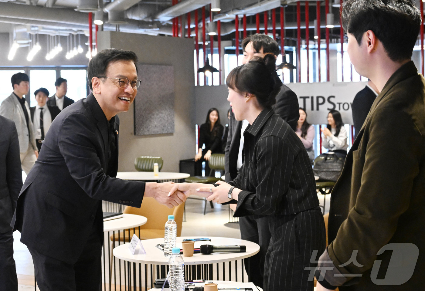 (서울=뉴스1) = 최상목 경제부총리 겸 기획재정부 장관이 4월 10일 오후 서울 강남구 역삼동 소재 팁스 타운(TIPS Town)을 방문, 간담회에 참석한  청년 창업인 및 창업 …