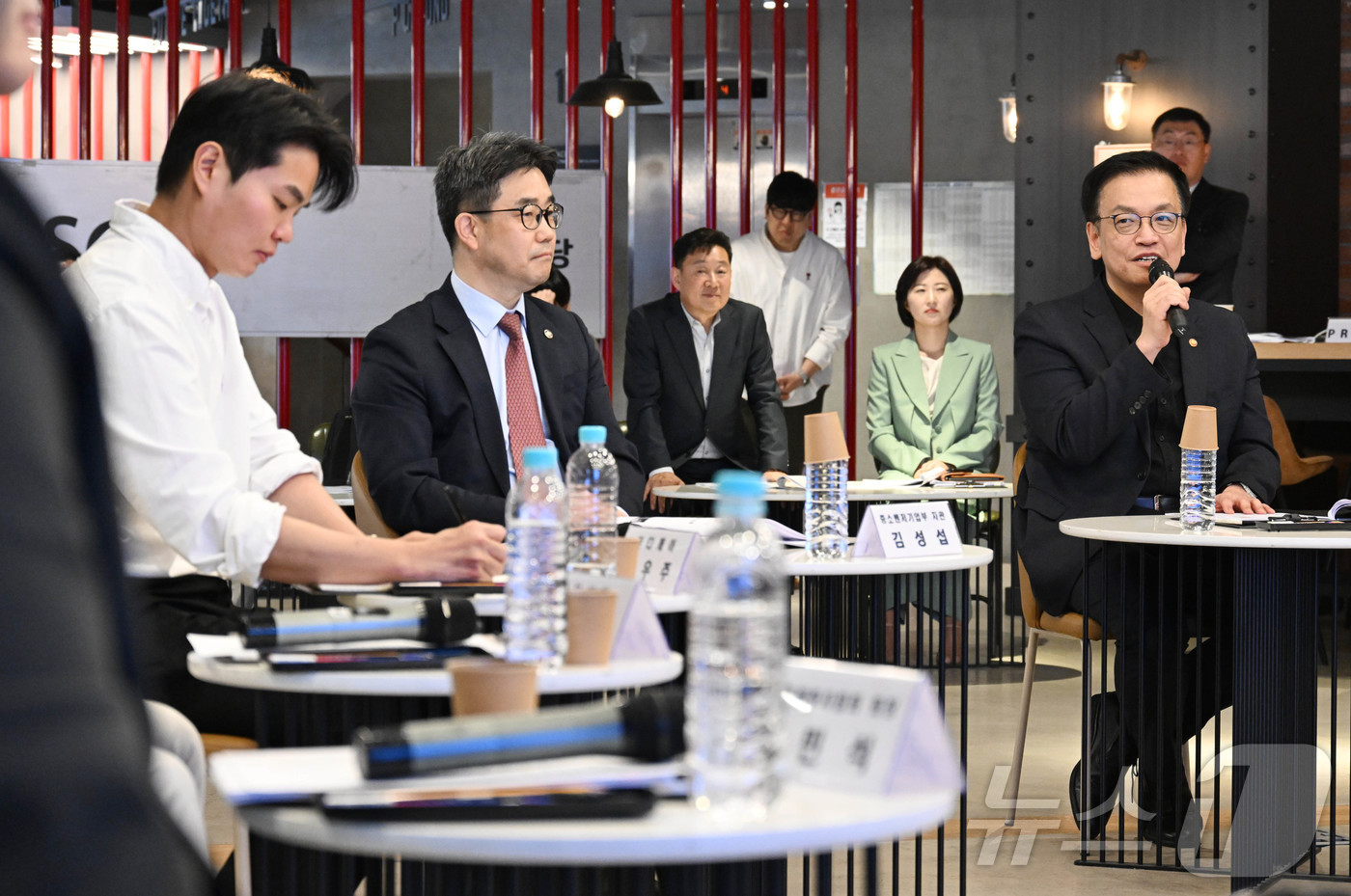 (서울=뉴스1) = 최상목 경제부총리 겸 기획재정부 장관이 4월 10일 오후 서울 강남구 역삼동 소재 팁스 타운(TIPS Town)을 방문, 청년 창업인 및 창업운영지원기관 관계자 …