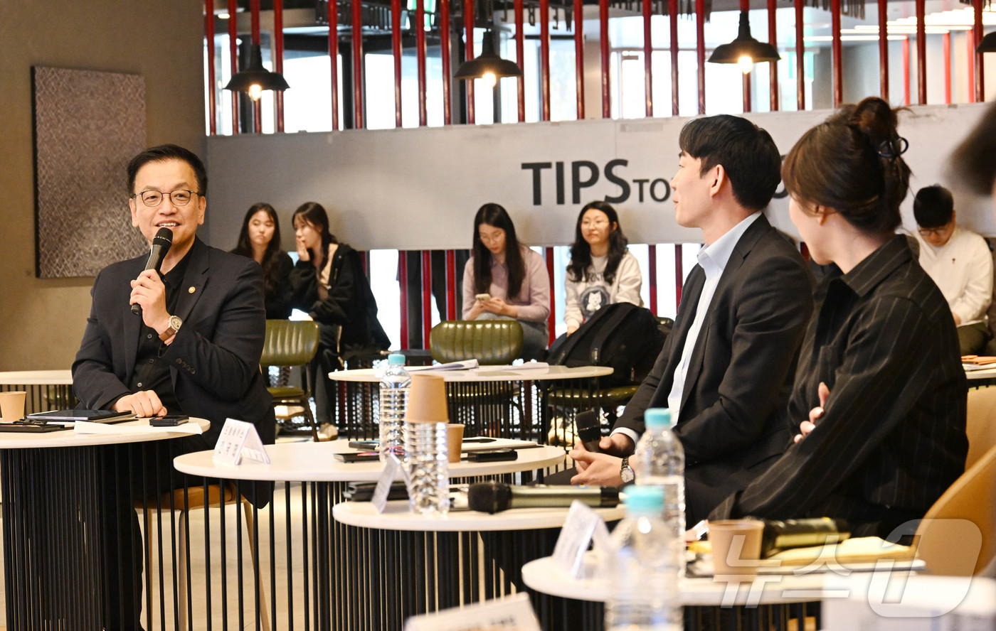 (서울=뉴스1) = 최상목 경제부총리 겸 기획재정부 장관이 4월 10일 오후 서울 강남구 역삼동 소재 팁스 타운(TIPS Town)을 방문, 청년 창업인 및 창업운영지원기관 관계자 …