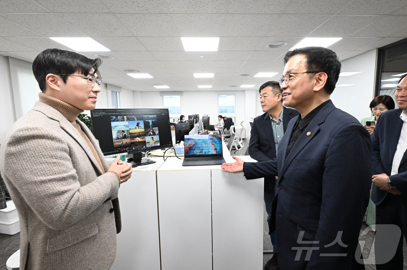 (서울=뉴스1) = 최상목 경제부총리 겸 기획재정부 장관이 4월 10일 오후 서울 강남구 역삼동 소재 팁스 타운(TIPS Town)을 방문, 입주기업을 찾아 사업 설명을 듣고 있다 …