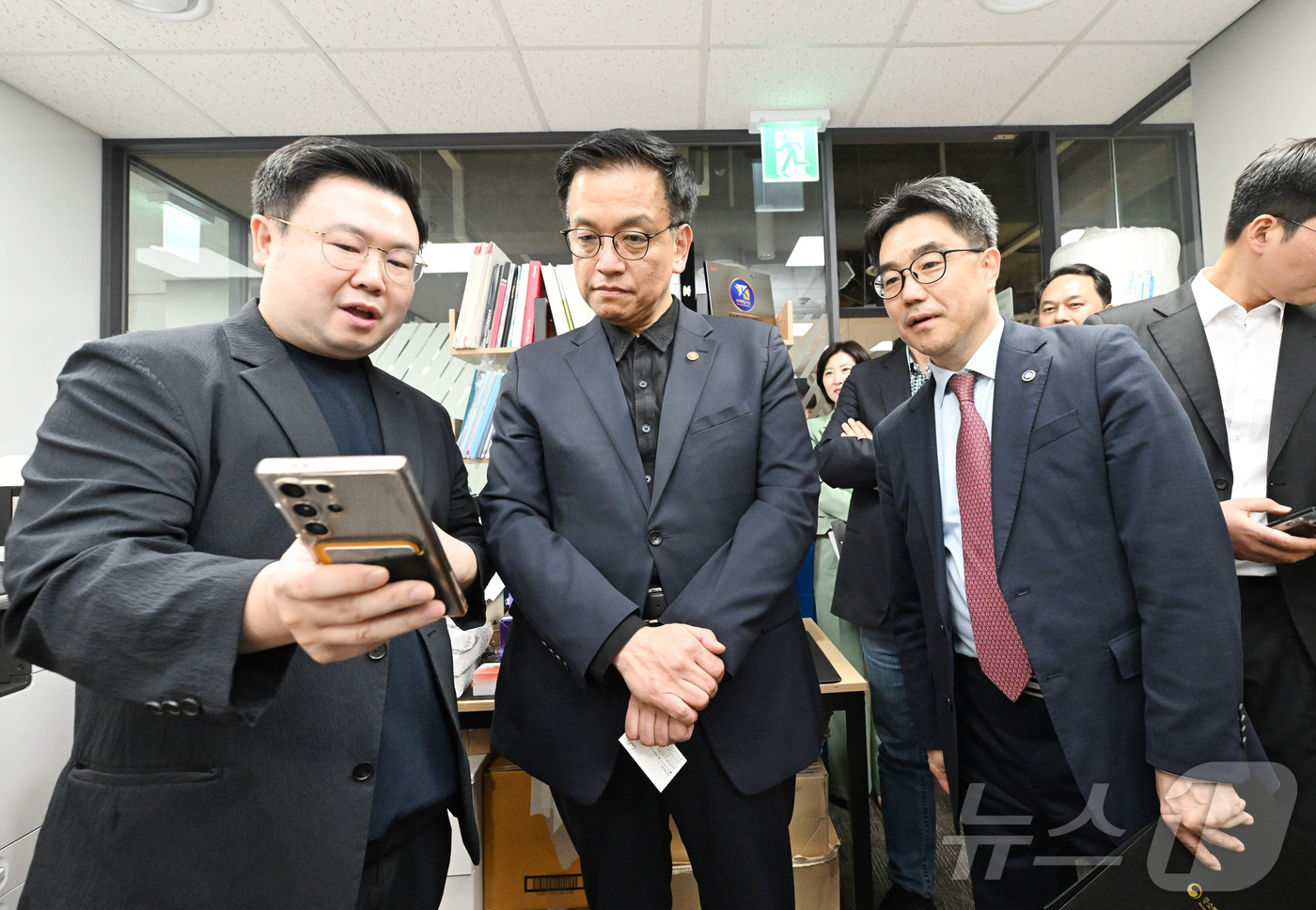 (서울=뉴스1) = 최상목 경제부총리 겸 기획재정부 장관이 4월 10일 오후 서울 강남구 역삼동 소재 팁스 타운(TIPS Town)을 방문, 입주기업을 찾아 사업 설명을 듣고 있다 …