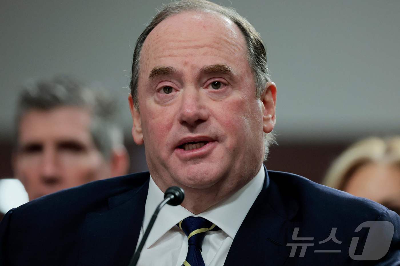 (워싱턴DC AFP=뉴스1) 김성식 기자 = 존 펠란 미국 해군장관이 후보자 시절이던 지난 2월 워싱턴DC 국회의사당에서 열린 상원 군사위원회 인사 청문회에서 상원 의원들의 질의에 …