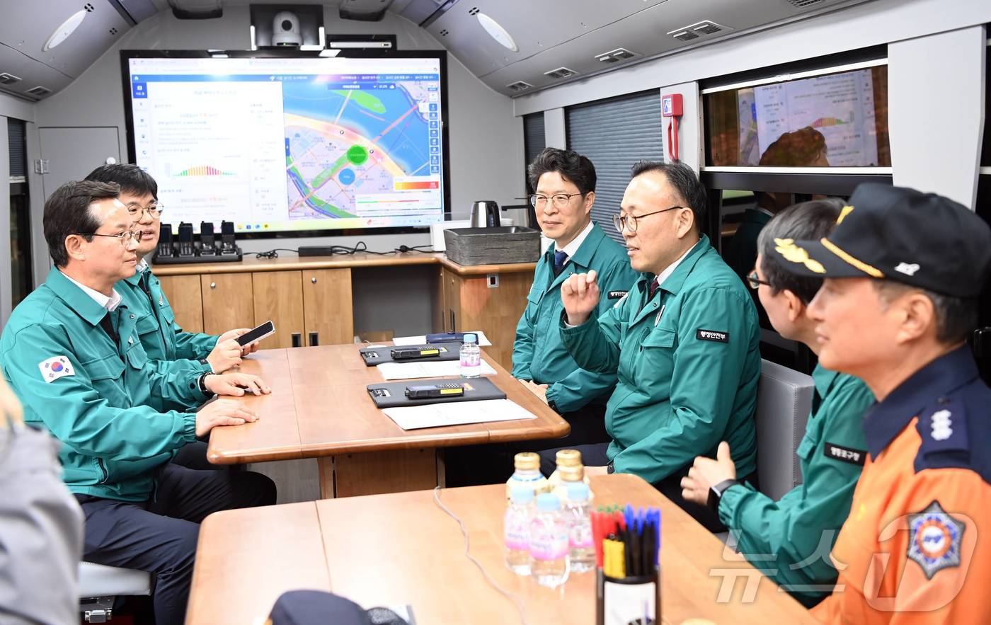 (서울=뉴스1) = 이한경 행정안전부 재난안전관리본부장이 10일 서울 여의도 봄꽃축제가 열리는 현장을 방문해 경찰·소방·서울교통공사 등 관계기관과 함께 안전관리 상황을 점검하고 있 …