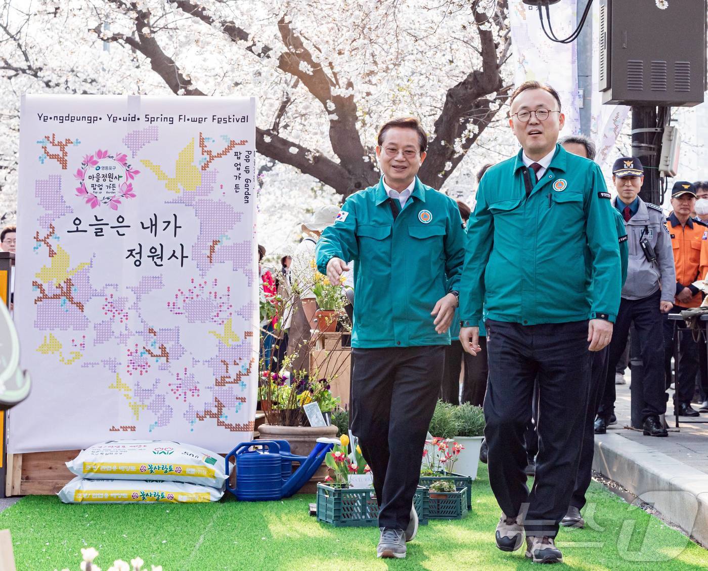 (서울=뉴스1) = 이한경 행정안전부 재난안전관리본부장이 10일 서울 여의도 봄꽃축제가 열리는 현장을 방문해 인파관리 및 교통통제 등 안전관리대책 상황을 점검하고 있다. (행정안전 …