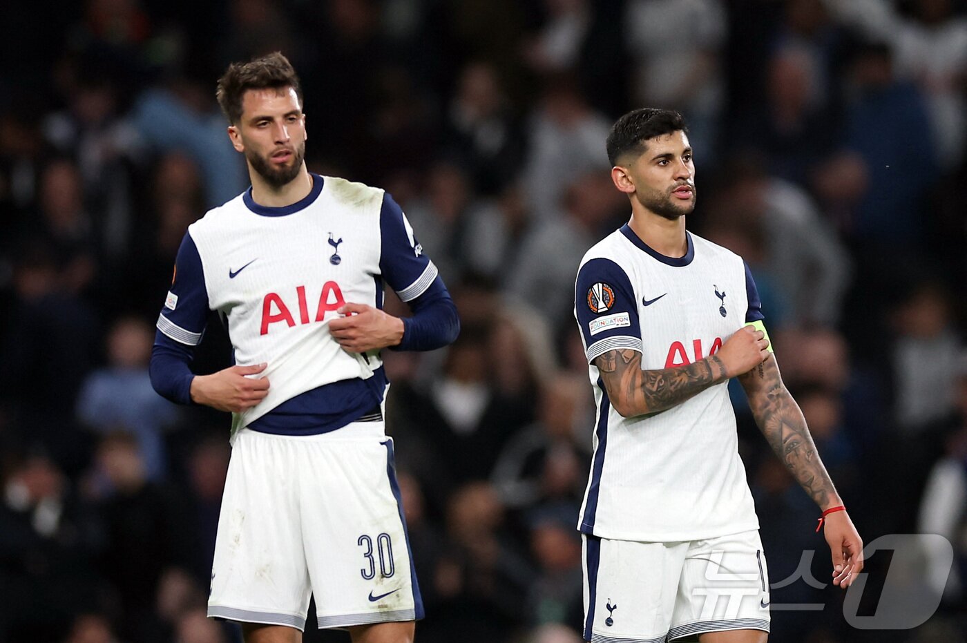 본문 이미지 - 홈에서 펼쳐진 유로파리그 8강 1차전에서 비긴 토트넘. ⓒ 로이터=뉴스1