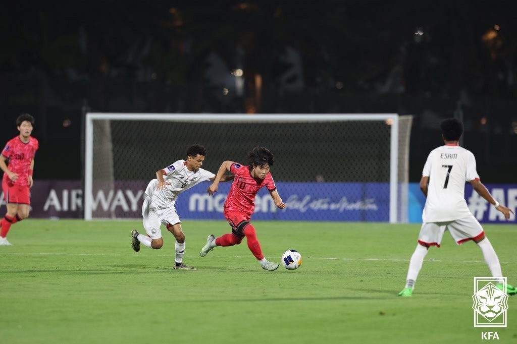 본문 이미지 - 11일 사우디아라비아 킹 압둘라 스포츠시티 스타디움에서 열린 2025 AFC U-17 아시안컵 조별리그 3차전 대한민국과 예멘의 경기에서 김예건이 드리블 돌파하고 있다. (대한축구협회 제공. 재판매 및 DB 금지) 2025.4.11 ⓒ 뉴스1