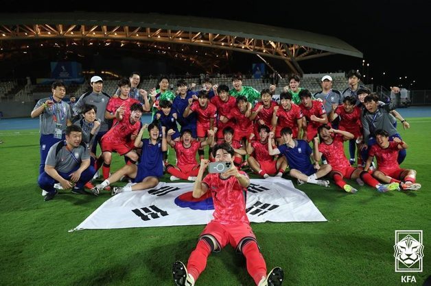 본문 이미지 - 11일 사우디아라비아 킹 압둘라 스포츠시티 스타디움에서 열린 2025 AFC U-17 아시안컵 조별리그 3차전 대한민국과 예멘의 경기에서 승리하며 8강에 진출한 대한민국 U-17 대표팀 선수단이 기념 촬영을 하고 있다. &#40;대한축구협회 제공. 재판매 및 DB 금지&#41; 2025.4.11/뉴스1