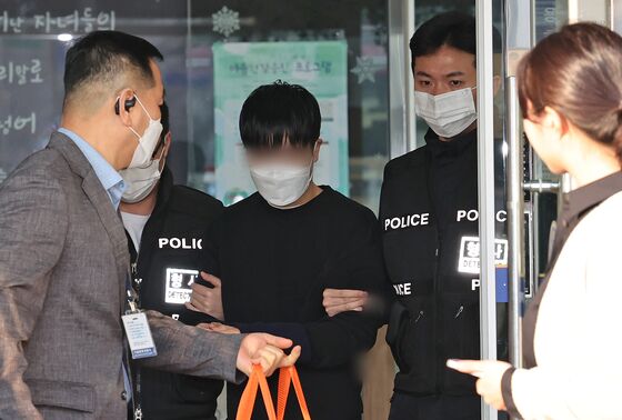 '尹파면'에 경찰버스 부순 30대…법정서 "평범한 청년, 순간 흥분해 실수"