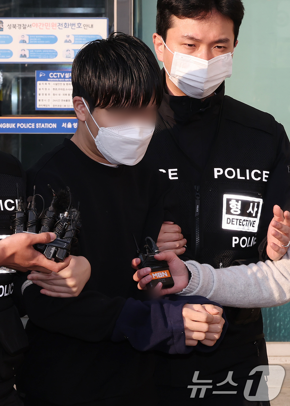 (서울=뉴스1) 장수영 기자 = 윤석열 대통령 파면 선고 날 경찰버스 유리창을 깬 30대 남성 이 모 씨가 11일 오전 서울 성북경찰서에서 검찰로 송치되고 있다.이 씨는 지난 4일 …