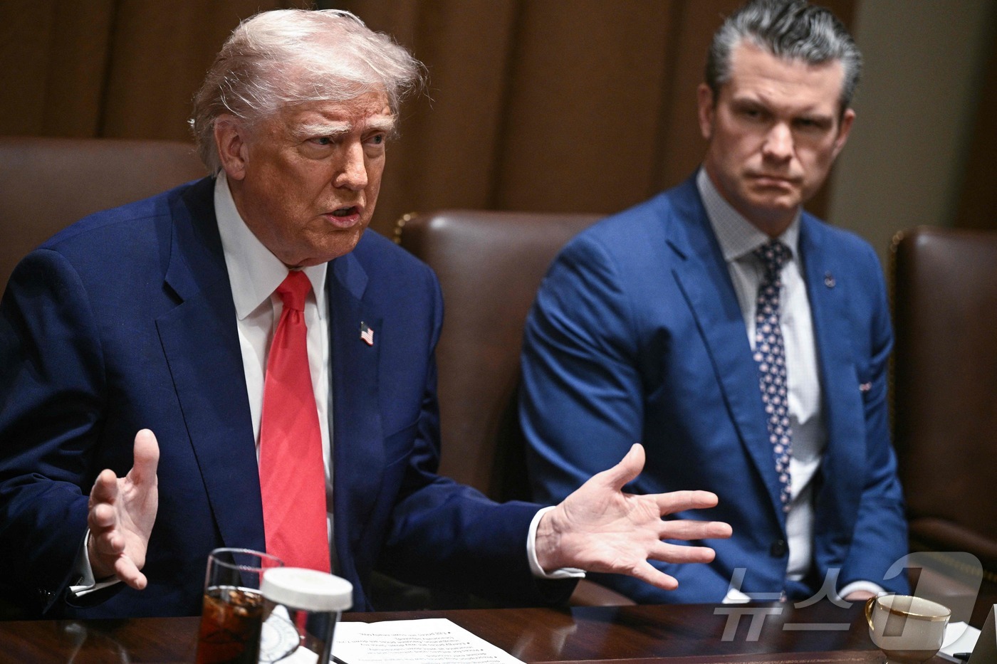 (워싱턴 AFP=뉴스1) 우동명 기자 = 도널드 트럼프 미국 대통령이 10일(현지시간) 워싱턴 백악관에서 열린 각료회의서 “조선업을 재건하기 위해 의회에 선박 구매자금을 요청해야 …