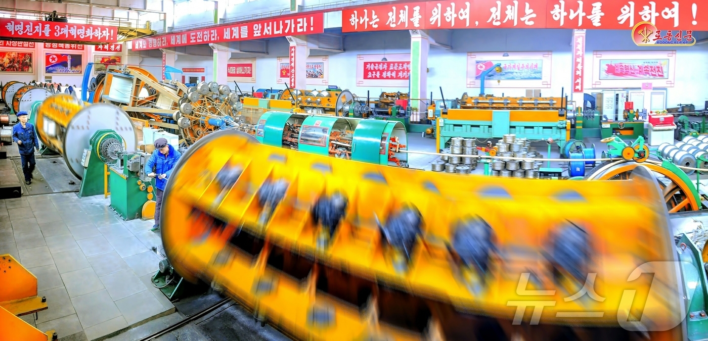 (평양 노동신문=뉴스1) = 북한 노동당 기관지 노동신문은 11일 "평양326전선종합공장에서 당중앙전원회의 결정관철을 위한 투쟁을 힘있게 벌이고 있다"고 보도했다. [국내에서만 사 …