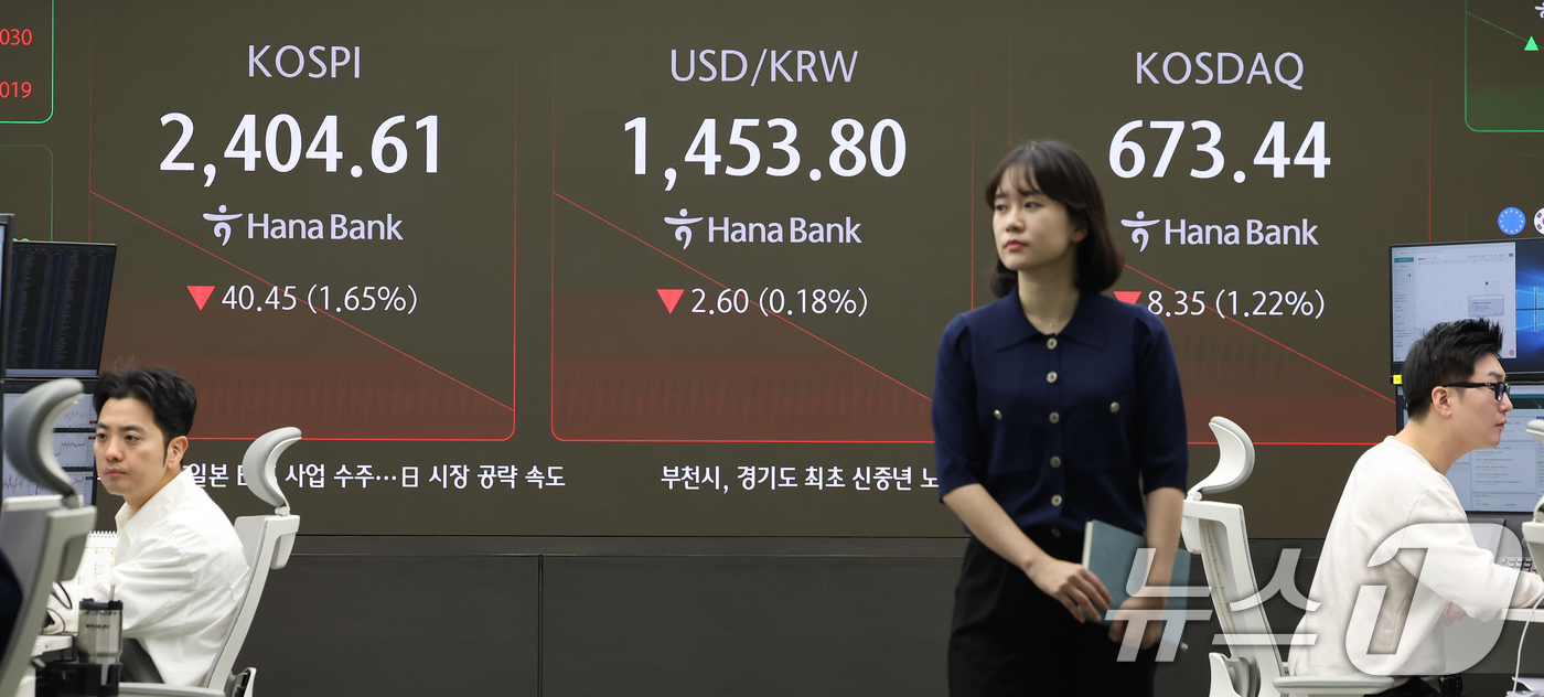 (서울=뉴스1) 장수영 기자 = 11일 오전 서울 중구 하나은행 본점 딜링룸 전광판에 코스피와 코스닥, 원달러 환율 현황이 표시되고 있다.이날 코스피는 전 거래일 대비 1.81%( …