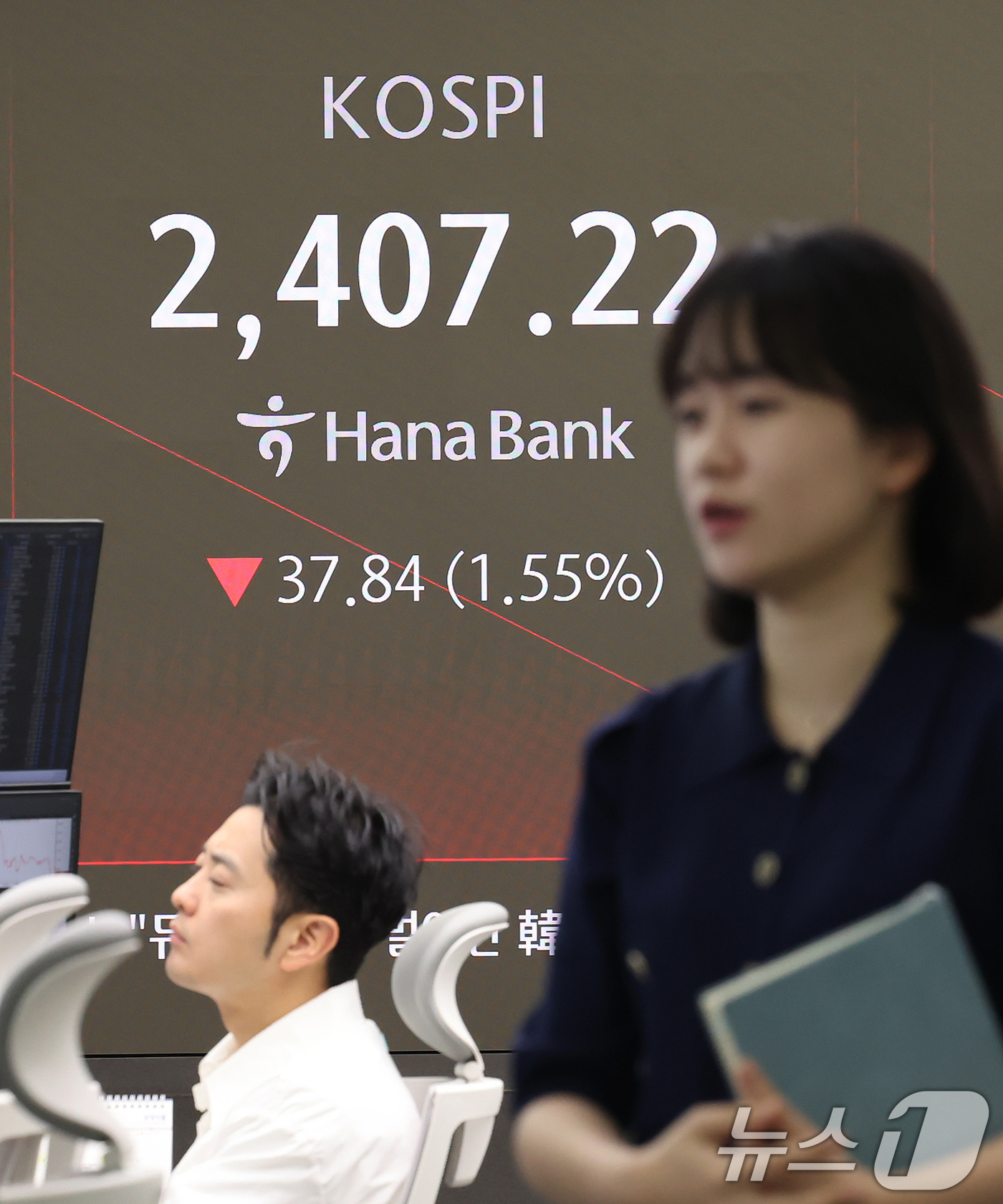 (서울=뉴스1) 장수영 기자 = 11일 오전 서울 중구 하나은행 본점 딜링룸 전광판에 코스피와 코스닥, 원달러 환율 현황이 표시되고 있다.이날 코스피는 전 거래일 대비 1.81%( …