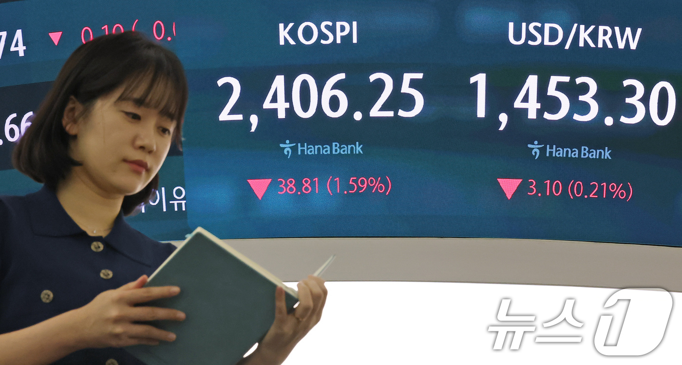 (서울=뉴스1) 장수영 기자 = 11일 오전 서울 중구 하나은행 본점 딜링룸 전광판에 코스피와 코스닥, 원달러 환율 현황이 표시되고 있다.이날 코스피는 전 거래일 대비 1.81%( …