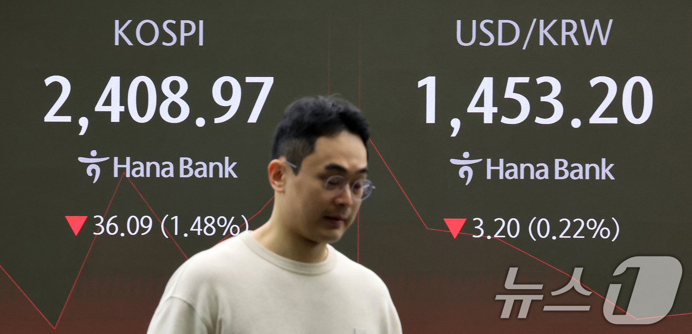 (서울=뉴스1) 장수영 기자 = 11일 오전 서울 중구 하나은행 본점 딜링룸 전광판에 코스피와 코스닥, 원달러 환율 현황이 표시되고 있다.이날 코스피는 전 거래일 대비 1.81%( …