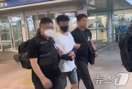 (서울=뉴스1) = 경찰은 태국에 거점을 두고 마약밀매조직을 창설해 다량의 마약류를 국내로 밀반입한 한국인 총책이 11일 인천국제공항을 통해 송환됐다고 밝혔다.사진은 국내 호송 모 …