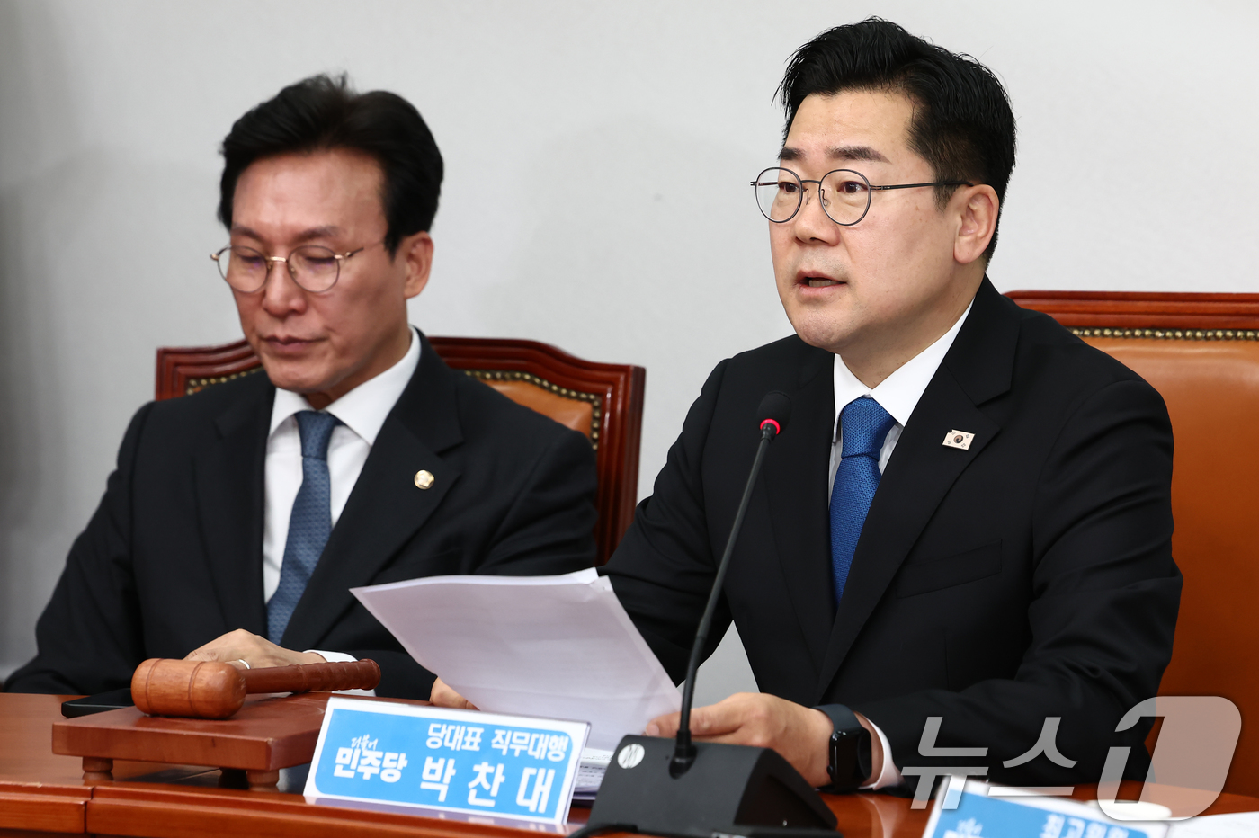 (서울=뉴스1) 김민지 기자 = 박찬대 더불어민주당 대표 직무대행 겸 원내대표가 11일 오전 서울 여의도 국회에서 열린 최고위원회의에서 모두 발언을 하고 있다. 2025.4.11/ …