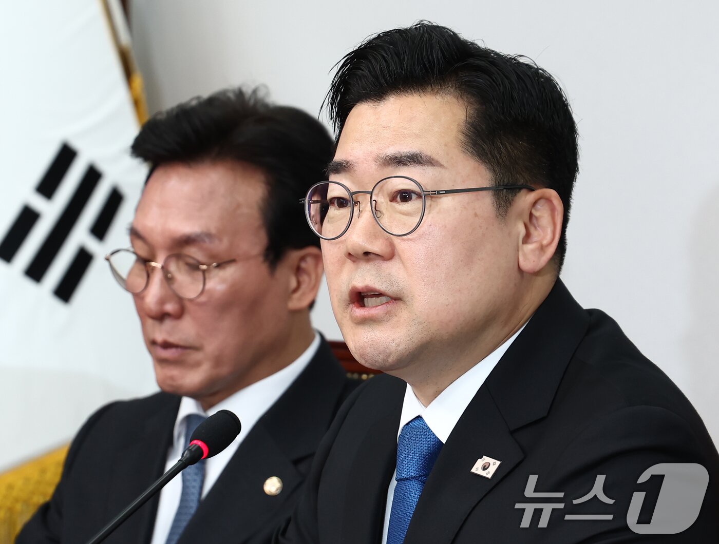 본문 이미지 - 박찬대 더불어민주당 대표 직무대행 겸 원내대표가 11일 오전 서울 여의도 국회에서 열린 최고위원회의에서 모두 발언을 하고 있다. ⓒ News1 김민지 기자