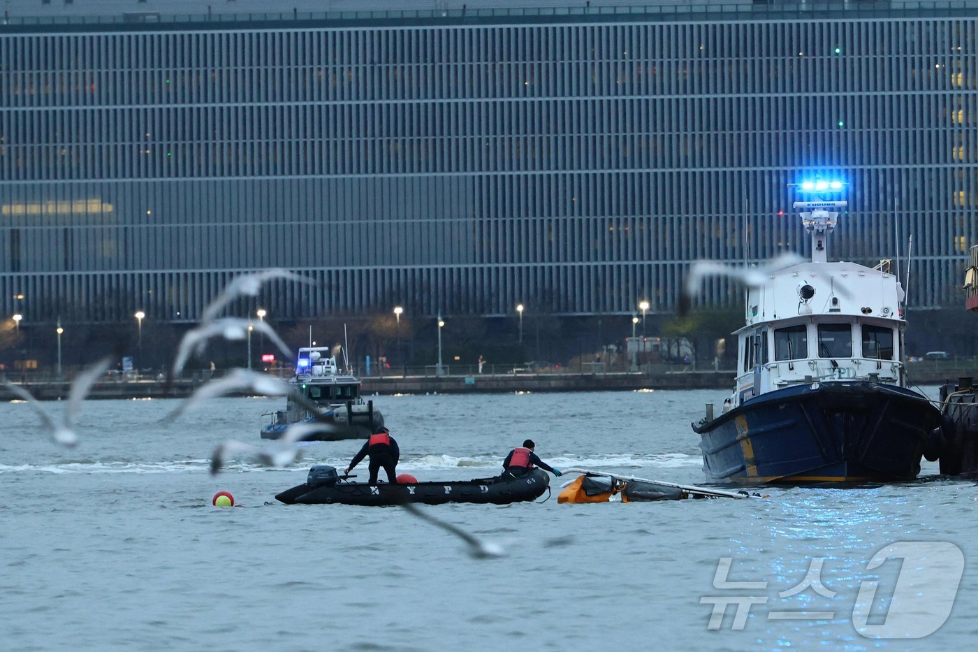 (뉴욕 AFP=뉴스1) 우동명 기자 = 10일(현지시간) 뉴욕의 허드슨강에 헬기가 추락해 탑승자 6명 전원이 숨진 현장서 경찰과 소방대원이 수색을 하고 있다. 2025.04.11ⓒ …