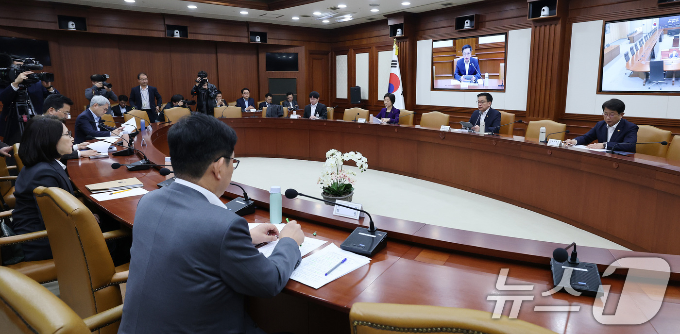 (서울=뉴스1) 임세영 기자 = 최상목 경제부총리 겸 기획재정부 장관이 11일 서울 종로구 정부서울청사에서 열린 대외경제장관회의에서 모두발언을 하고 있다.  2025.4.11/뉴스 …