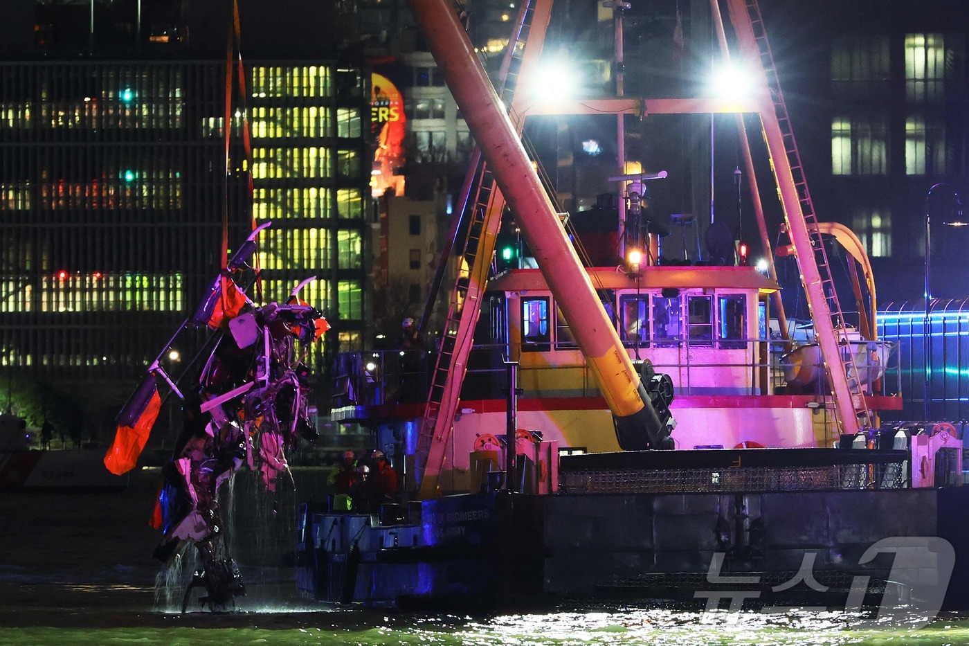 (뉴욕 AFP=뉴스1) 우동명 기자 = 10일(현지시간) 뉴욕의 허드슨 강에 추락해 탑승자 6명 전원이 숨진 헬기가 인양되고 있다. 2025.04.11ⓒ AFP=뉴스1