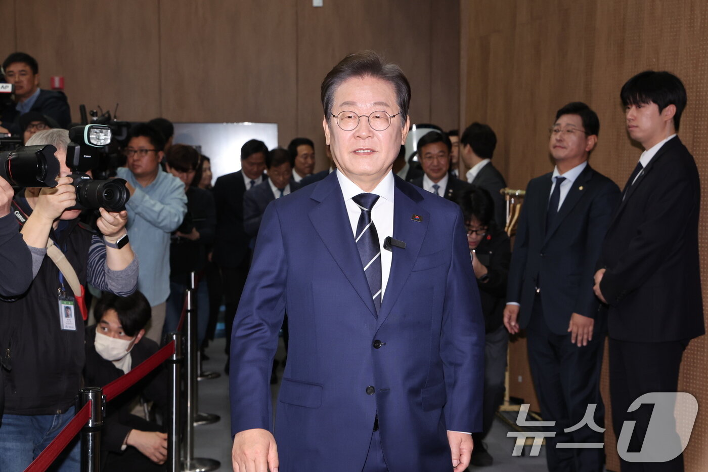 본문 이미지 - 제21대 대통령선거에 출마를 선언한 이재명 더불어민주당 전 대표가 11일 오전 서울 여의도 국회 소통관에서 비전 및 캠프 인선을 발표하기 위해 입장하고 있다. 2025.4.11/뉴스1 ⓒ News1 이재명 기자
