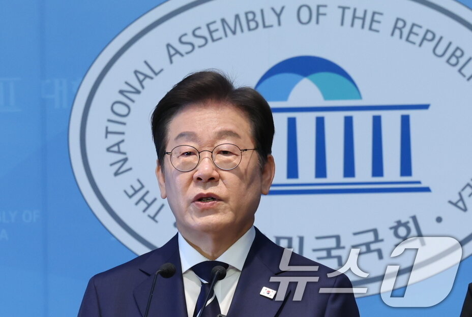 본문 이미지 - 제21대 대통령선거에 출마를 선언한 이재명 더불어민주당 전 대표가 11일 오전 서울 여의도 국회 소통관에서 기자회견을 열고 비전 및 캠프 인선을 발표하고 있다. 2025.4.11/뉴스1 ⓒ News1 이재명 기자