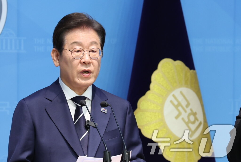 본문 이미지 - 제21대 대통령선거에 출마를 선언한 이재명 더불어민주당 전 대표가 11일 오전 서울 여의도 국회 소통관에서 기자회견을 열고 비전 및 캠프 인선을 발표하고 있다. 2025.4.11/뉴스1 ⓒ News1 이재명 기자
