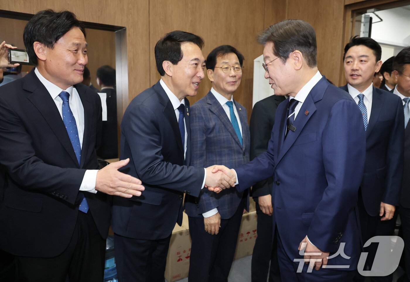 본문 이미지 - 제21대 대통령선거에 출마를 선언한 이재명 더불어민주당 전 대표가 11일 오전 서울 여의도 국회 소통관에서 비전 및 캠프 인선 발표에 앞서 의원들과 인사나누고 있다. 2025.4.11/뉴스1 ⓒ News1 이광호 기자