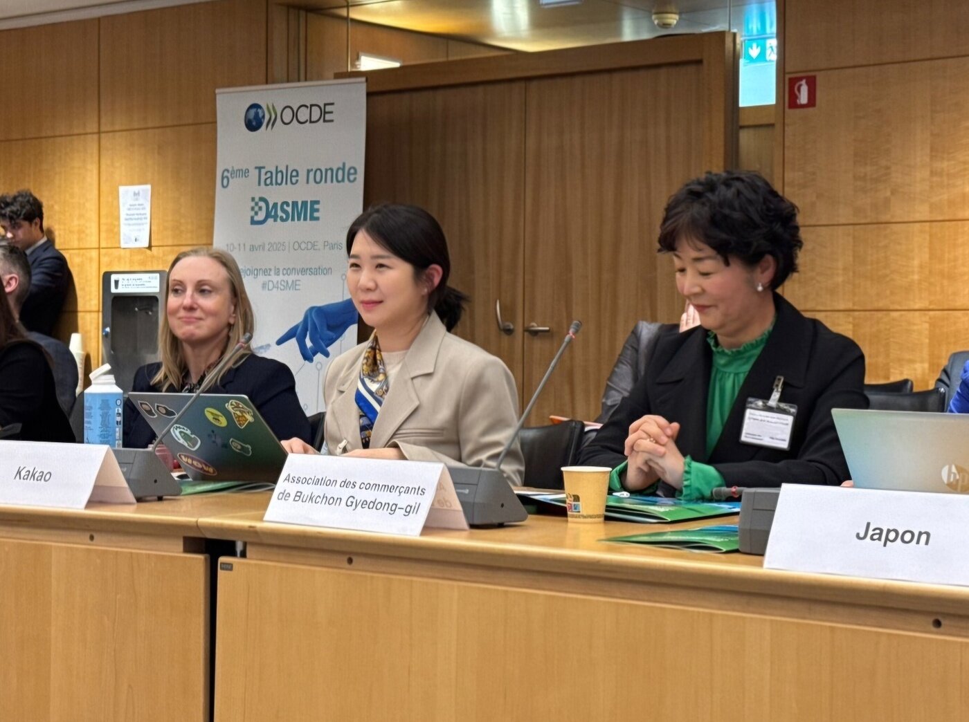 본문 이미지 - 지난 10일 열린 OECD D4SME 회의에 참석한 카카오 김은화 상생사업 리더&#40;가운데&#41;와 북촌 계동길 상인회 김용조 회장&#40;맨 오른쪽&#41; &#40;카카오 제공&#41; &#40;카카오 제공&#41;