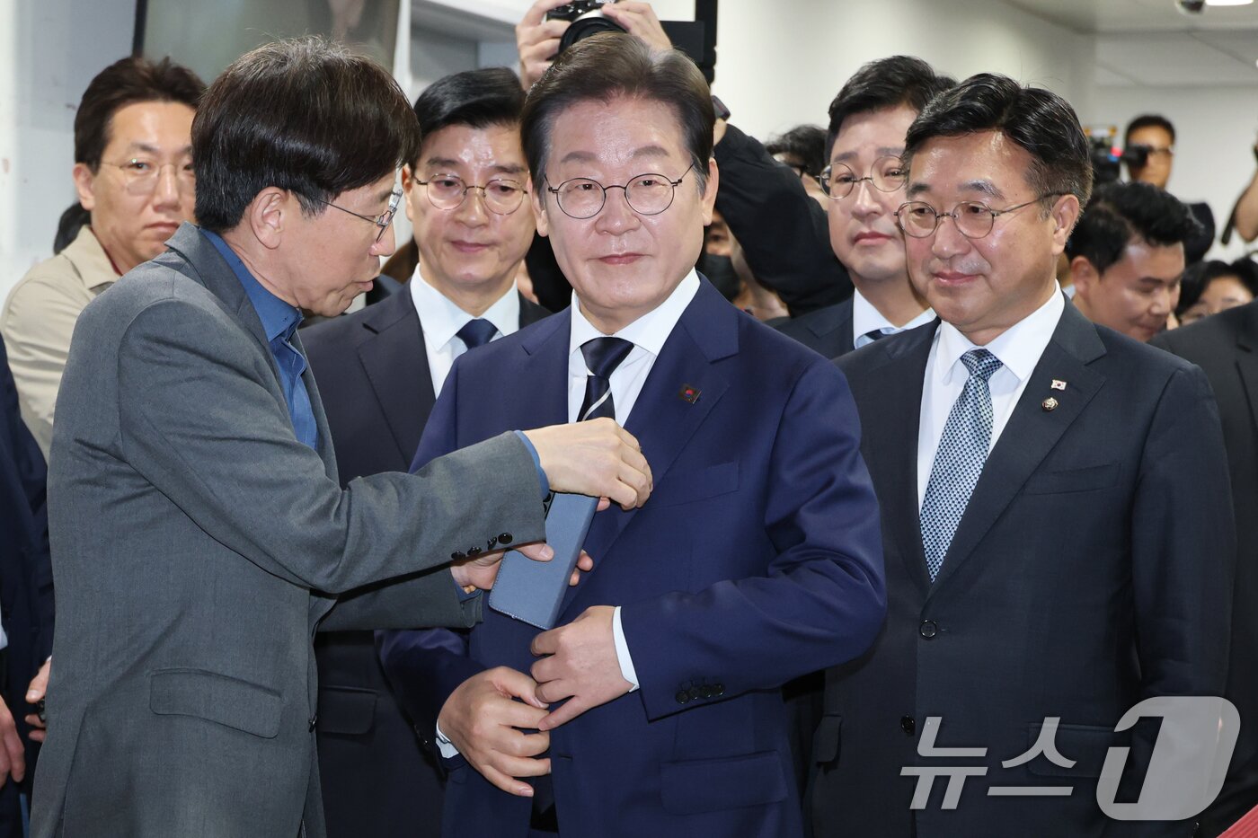 본문 이미지 - 제21대 대통령선거에 출마를 선언한 이재명 더불어민주당 전 대표가 11일 오전 비전 선포식 및 캠프 일정 발표를 위해 서울 여의도 국회 소통관으로 들어서고 있다. 2025.4.11/뉴스1 ⓒ News1 이광호 기자
