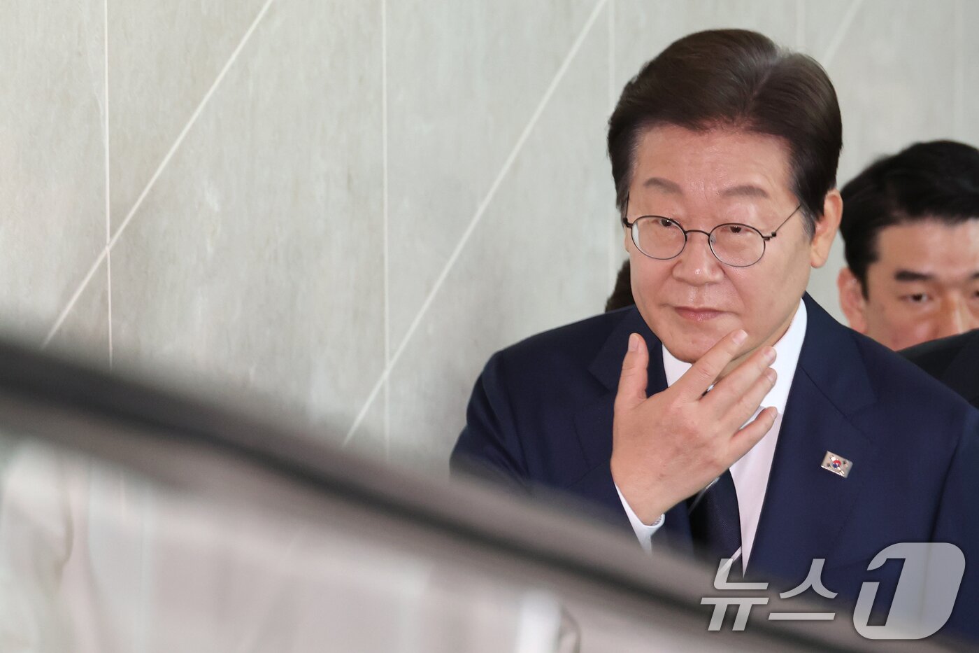 본문 이미지 - 제21대 대통령선거에 출마를 선언한 이재명 더불어민주당 전 대표가 11일 오전 비전 선포식 및 캠프 일정 발표를 위해 서울 여의도 국회 소통관에서 이동하고 있다. 2025.4.11/뉴스1 ⓒ News1 이광호 기자