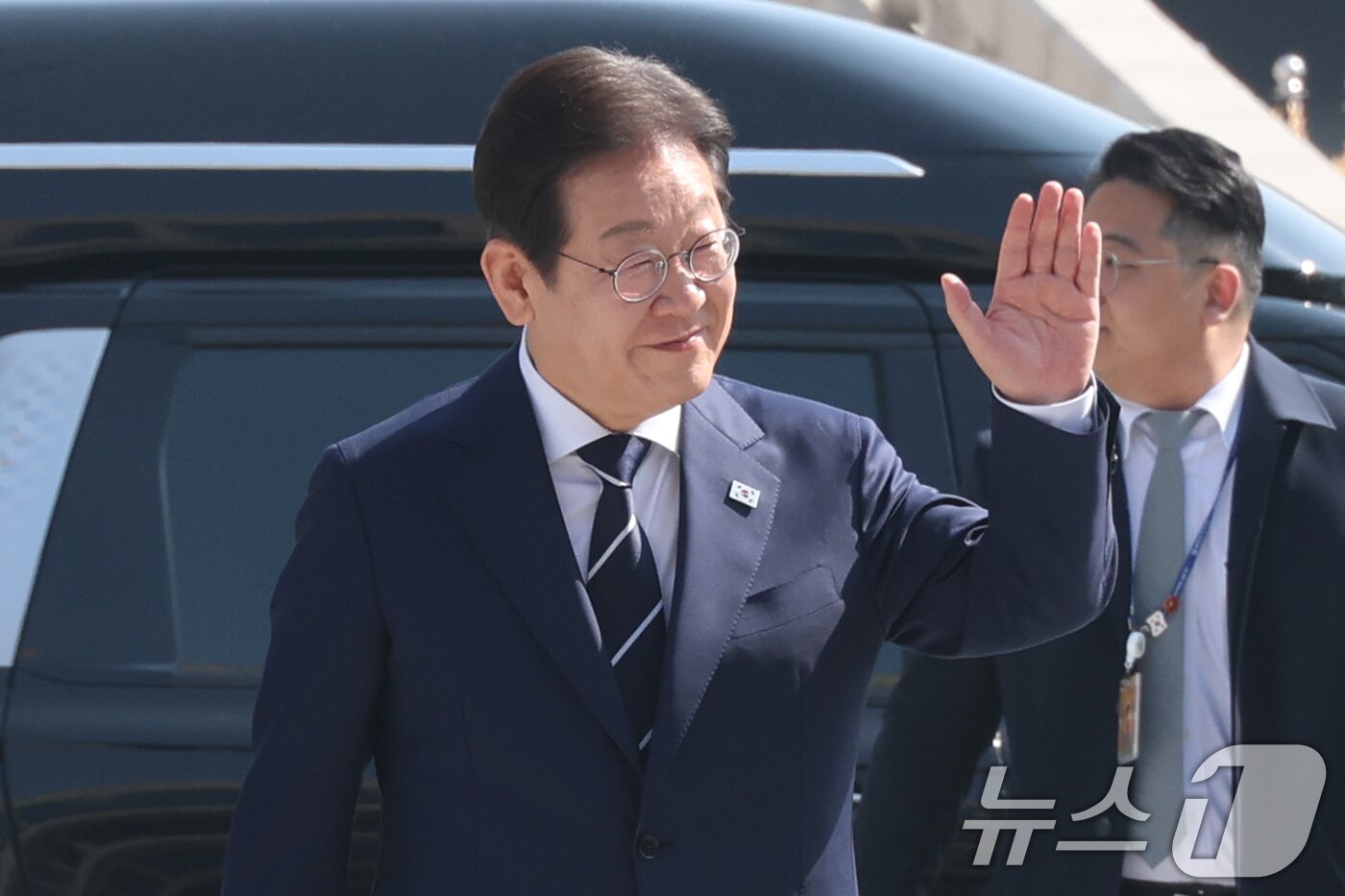 본문 이미지 - 제21대 대통령선거에 출마를 선언한 이재명 더불어민주당 전 대표가 11일 오전 비전 선포식 및 캠프 일정 발표를 위해 서울 여의도 국회에서 소통관으로 이동하며 지지자들을 향해 손인사를 하고 있다. 2025.4.11/뉴스1 ⓒ News1 이광호 기자