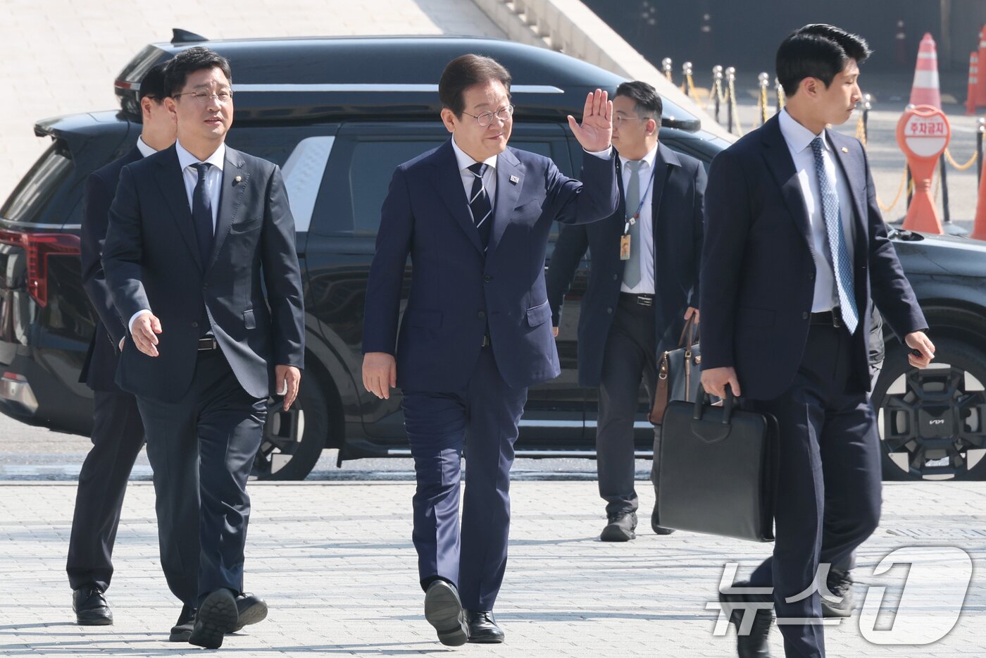 본문 이미지 - 제21대 대통령선거에 출마를 선언한 이재명 더불어민주당 전 대표가 11일 오전 비전 선포 및 캠프 인선 발표를 위해 서울 여의도 국회에서 소통관으로 이동하며 지지자들을 향해 손인사를 하고 있다. 2025.4.11/뉴스1 ⓒ News1 이광호 기자