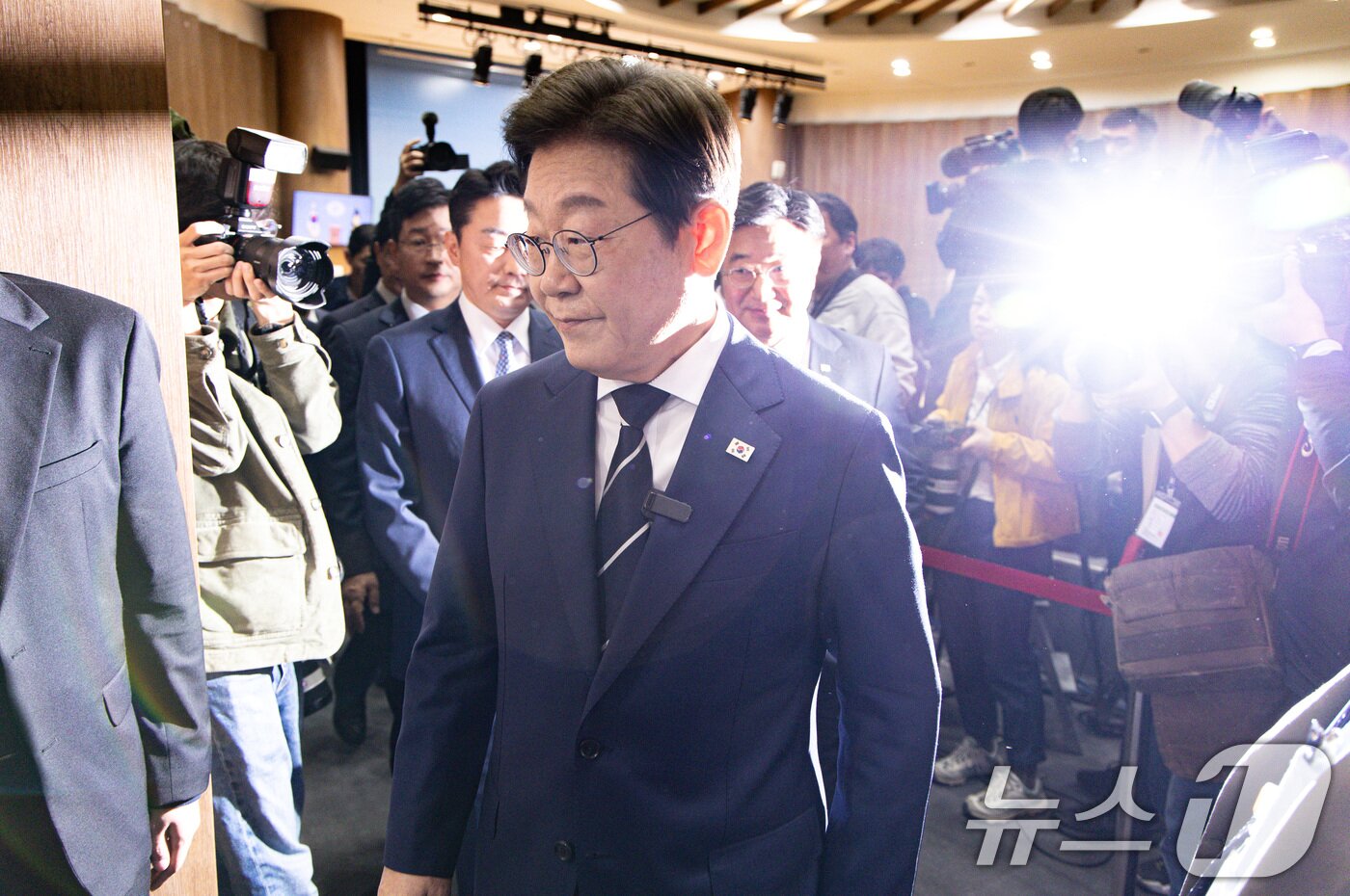 본문 이미지 - 제21대 대통령선거에 출마를 선언한 이재명 더불어민주당 전 대표가 11일 오전 서울 여의도 국회 소통관에서 기자회견을 열고 비전 및 캠프 인선을 발표를 마친 후 기자회견장을 나서고 있다. 2025.4.11/뉴스1 ⓒ News1 이재명 기자