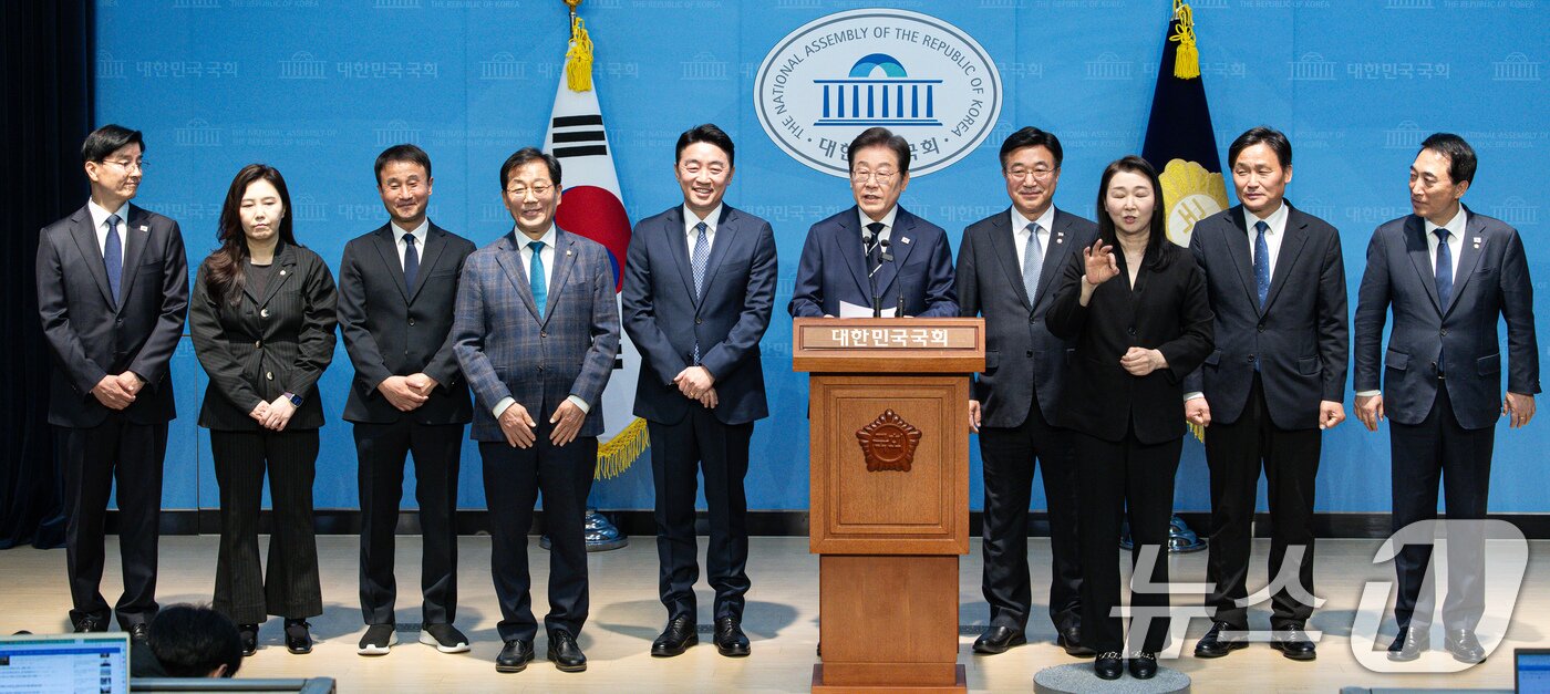 본문 이미지 - 제21대 대통령선거에 출마를 선언한 이재명 더불어민주당 전 대표가 11일 오전 서울 여의도 국회 소통관에서 기자회견을 열고 비전 및 캠프 인선을 발표를 마친 후 기자회견장을 나서고 있다. 2025.4.11/뉴스1 ⓒ News1 이재명 기자