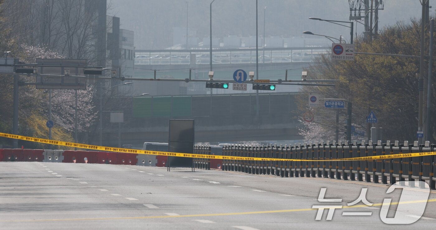 본문 이미지 - 11일 오전 경기 광명시 일직동 신안산선 공사 현장 인근 오리로 양지사거리부터 안양 호현삼거리까지 오리로 1㎞ 구간이 통제되고 있다. 경찰과 소방 당국에 따르면 이날 0시 30분께 광명시 일직동 신안산선 환기구 공사 현장에서 붕괴 우려 신고가 접수됐다. 당시 이곳에서 일하고 있던 근로자 17명은 스스로 대피했다. 별다른 인명 피해는 발생하지 않았다. 2025.4.11/뉴스1 ⓒ News1 김영운 기자