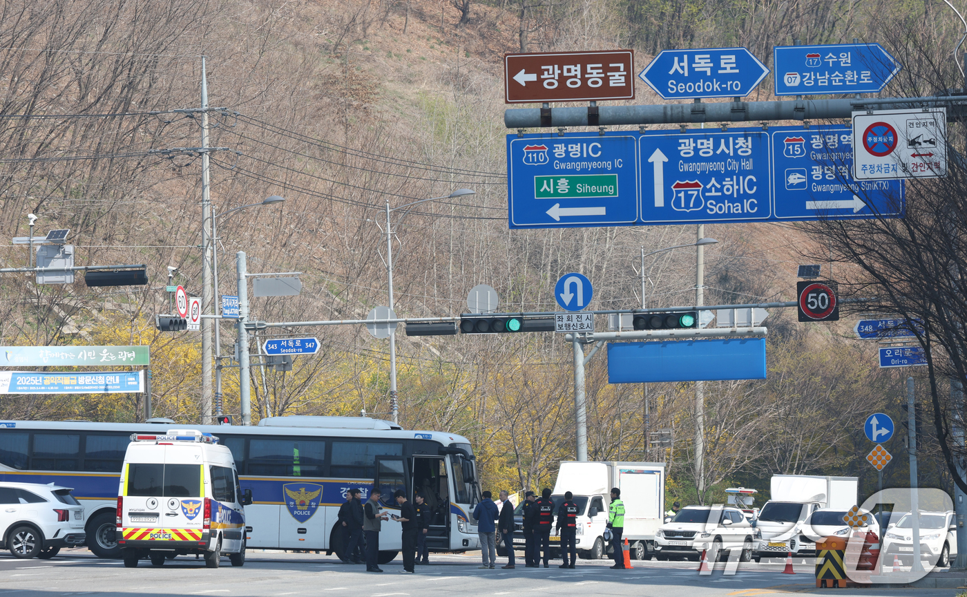 (광명=뉴스1) 김영운 기자 = 11일 오전 경기 광명시 일직동 신안산선 공사 현장 인근 오리로 양지사거리부터 안양 호현삼거리까지 오리로 1㎞ 구간이 통제되고 있다.경찰과 소방 당 …
