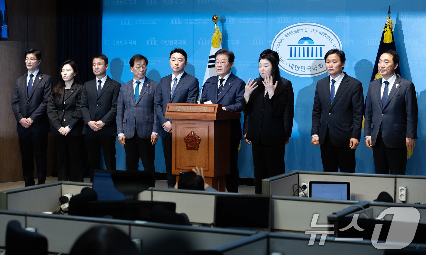 본문 이미지 - 제21대 대통령선거에 출마를 선언한 이재명 더불어민주당 전 대표가 11일 오전 서울 여의도 국회 소통관에서 기자회견을 열고 비전 및 캠프 인선을 발표하고 있다. 2025.4.11/뉴스1 ⓒ News1 이재명 기자