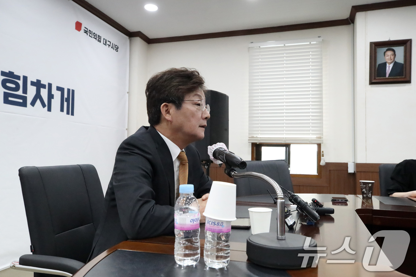 (대구=뉴스1) 공정식 기자 = 유승민 전 국민의힘 의원이 11일 오전 대구 수성구 국민의힘 대구시당에서 열린 기자간담회에 참석해 발언하고 있다. 벽면에 윤석열 전 대통령 사진이 …