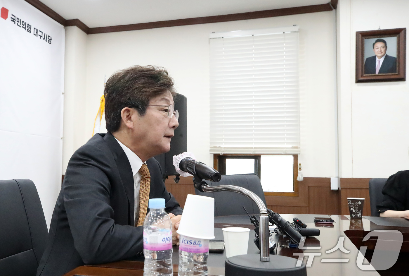 (대구=뉴스1) 공정식 기자 = 유승민 전 국민의힘 의원이 11일 오전 대구 수성구 국민의힘 대구시당에서 열린 기자간담회에 참석해 발언하고 있다. 벽면에 윤석열 전 대통령 사진이 …